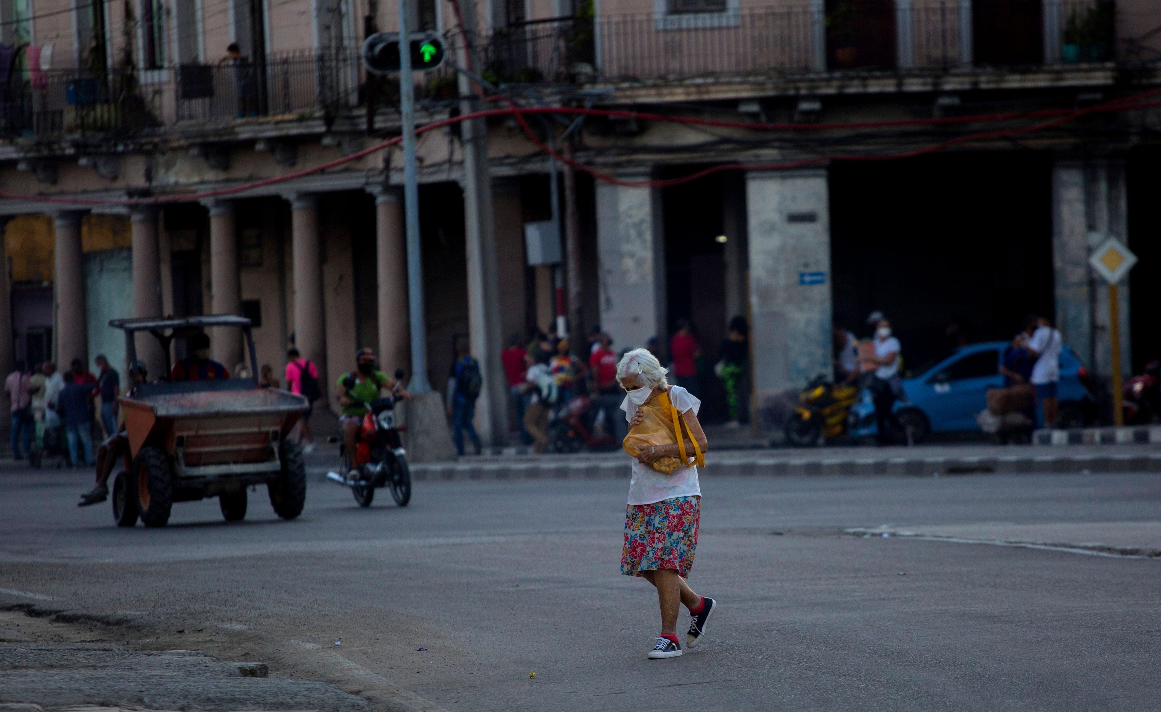 Una anciana camina por La Habana, Cuba. (Ismael Francisco/AP)