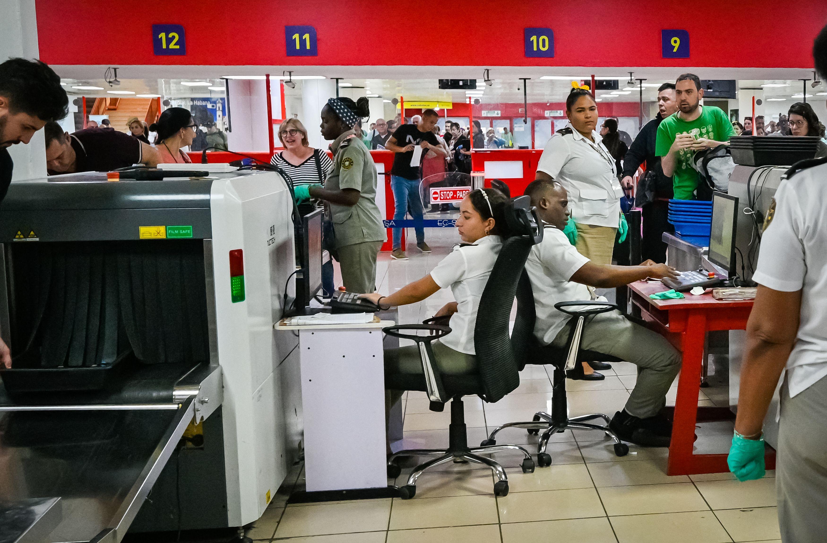 Agentes de la Aduana revisan el equipaje de los pasajeros en un escáner en el Aeropuerto Internacional “José Martí” de La Habana el 12 de octubre de 2023. Foto: Adalberto Roque / AFP. 