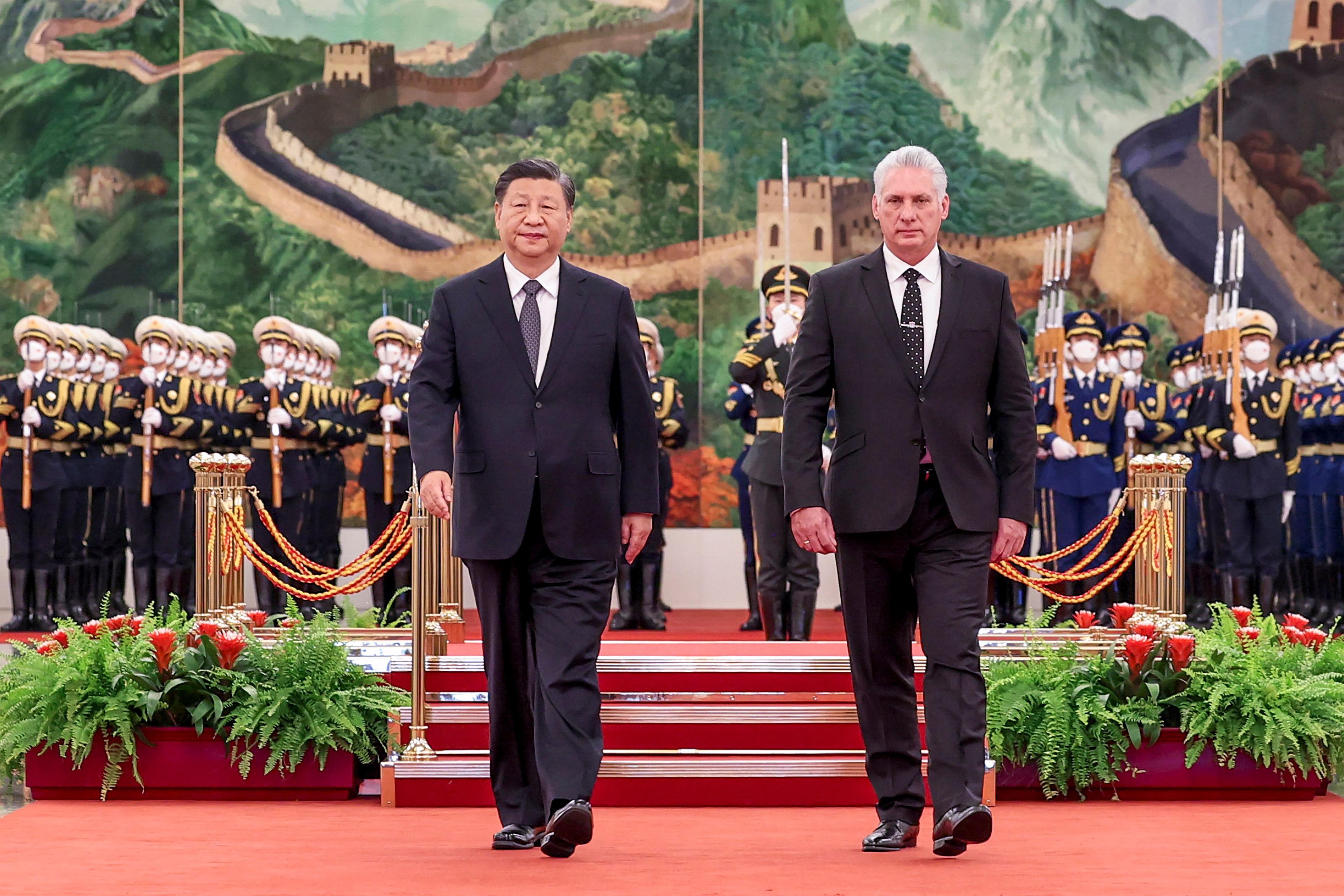 El presidente chino Xi Jinping (izq.) y el gobernante cubano Miguel Díaz-Canel en una ceremonia en el Gran Palacio del Pueblo en Pekín. Foto: Ding Lin/Xinhua vía AP/Archivo. 