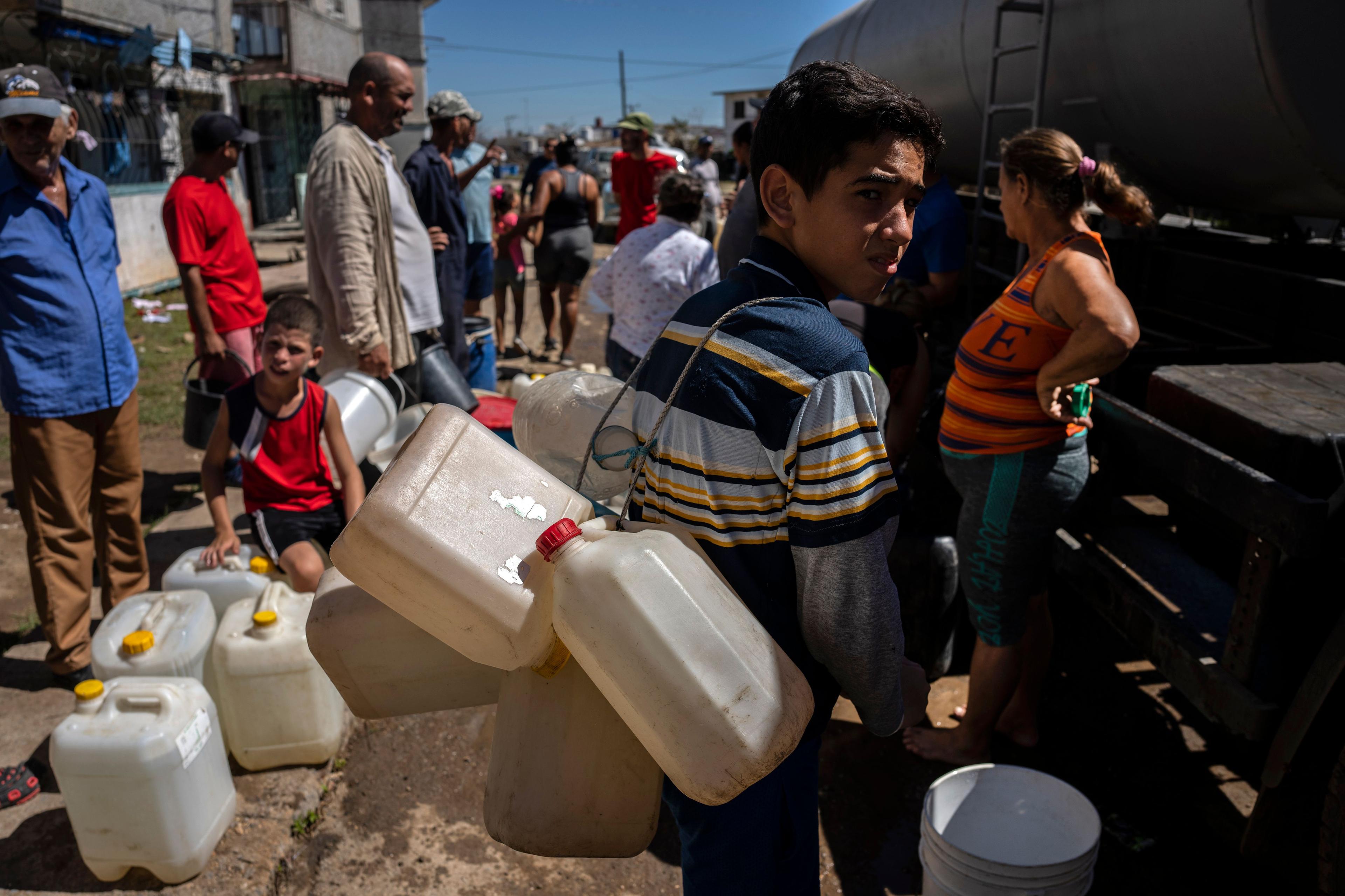 Personas hacen fila frente a un camión cisterna que distribuye agua potable tras el paso del huracán Ian en La Coloma, Pinar del Río en octubre de 2022. Foto: AP/Ramón Espinosa/Imagen de referencia. 