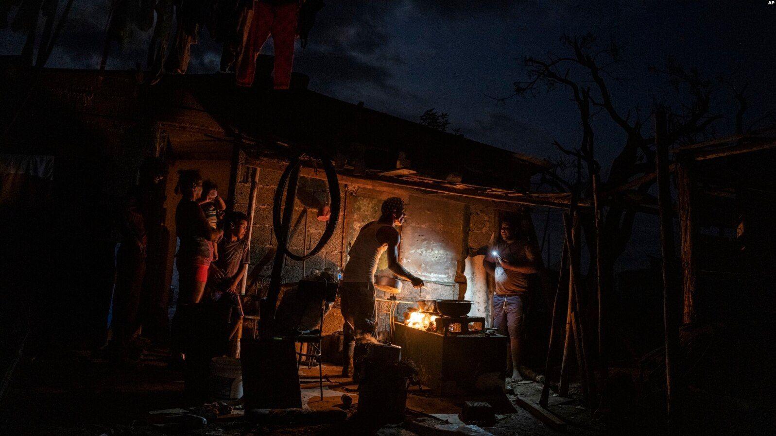 Una familia cubana cocina con leña en pleno apagón. Foto: AP. 