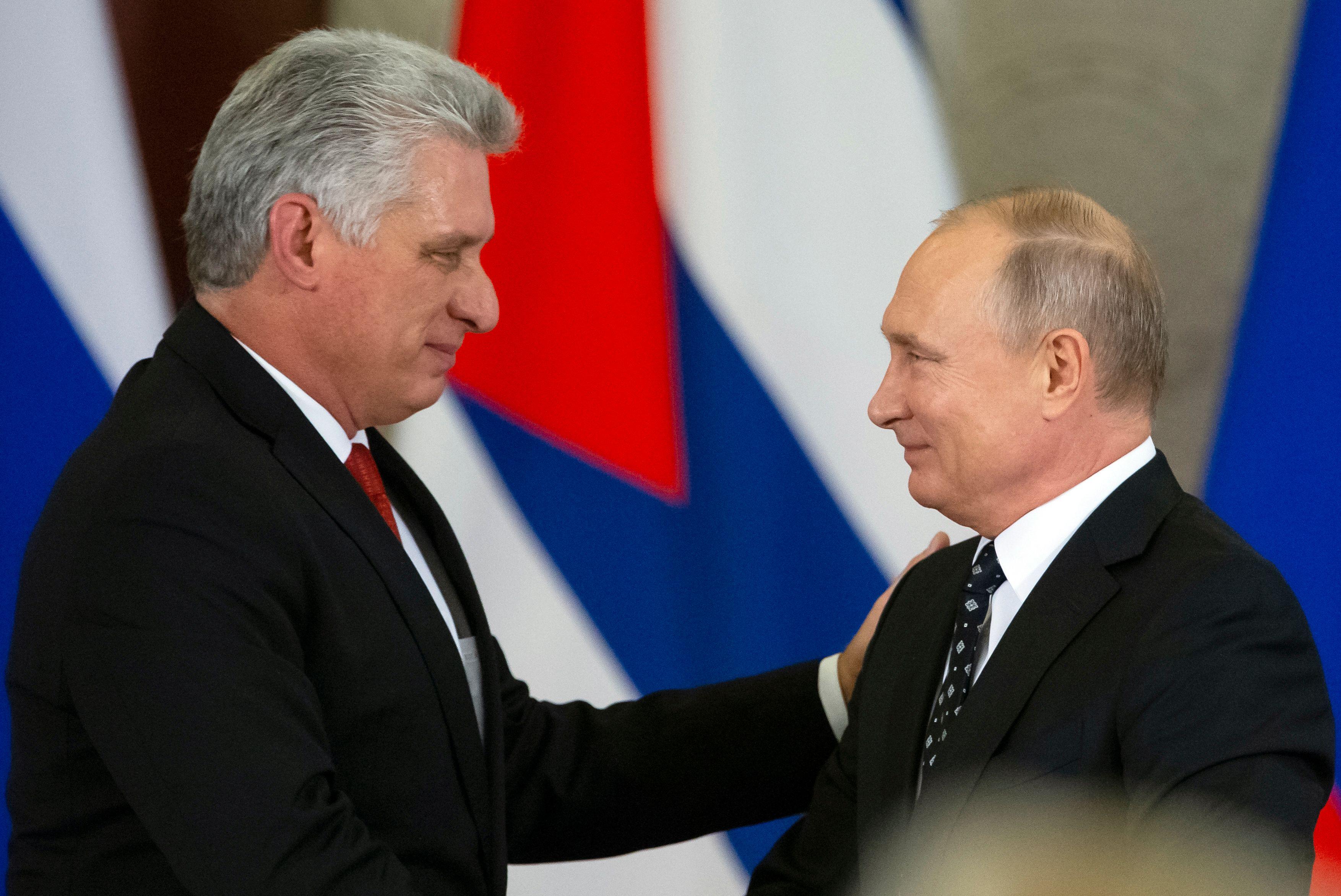 El presidente ruso Vladimir Putin y el gobernante cubano Miguel Díaz-Canel en el Kremlin, Rusia, en noviembre de 2018. Foto: AP/Alexander Zemlianichenko/Archivo. 