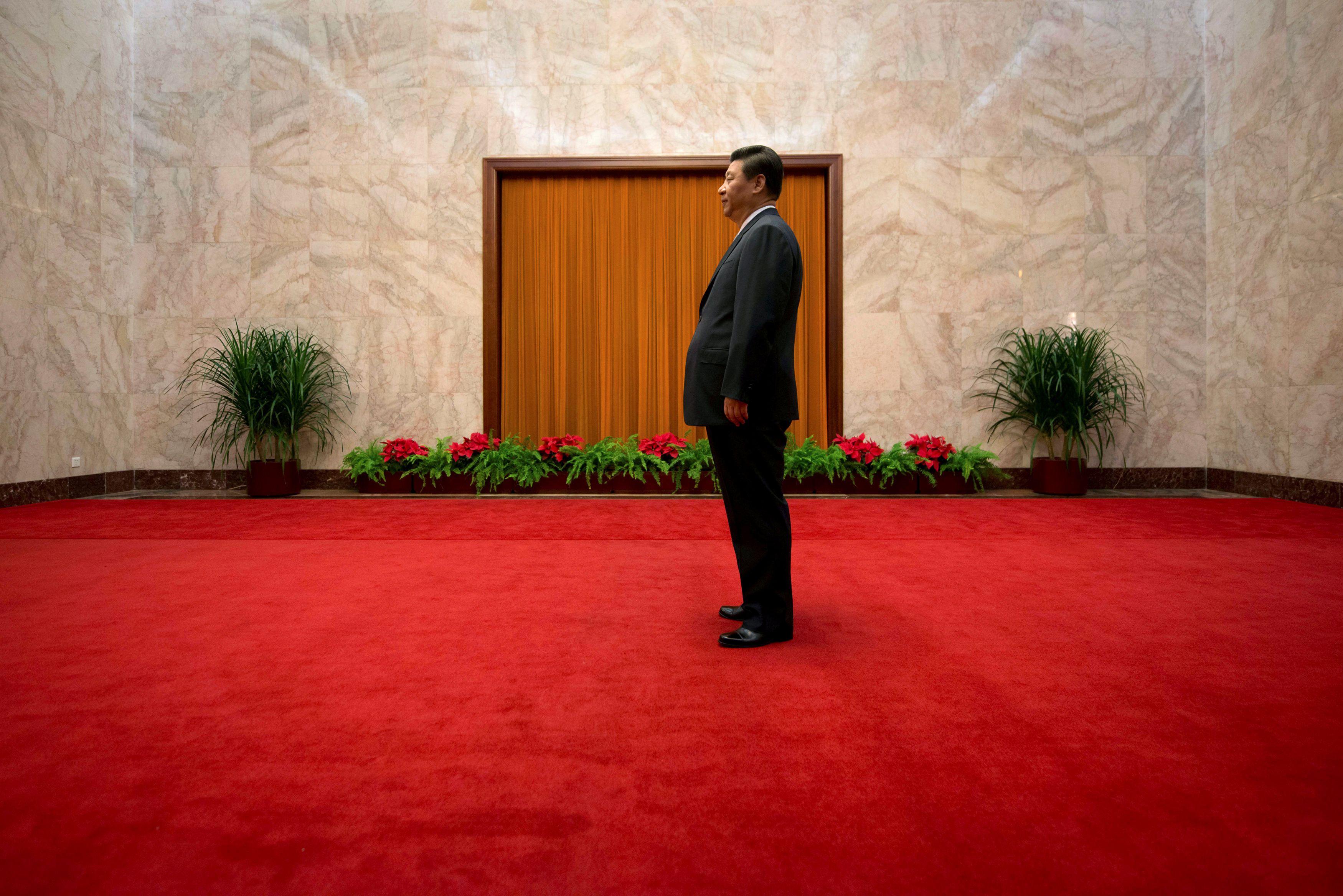 El presidente de China, Xi Jinping, espera para saludar al entonces primer vicepresidente del Consejo de Estado de Cuba, Miguel Díaz-Canel, en el Gran Salón del Pueblo en Beijing el 18 de junio de 2013. Foto: REUTERS/Ed Jones.