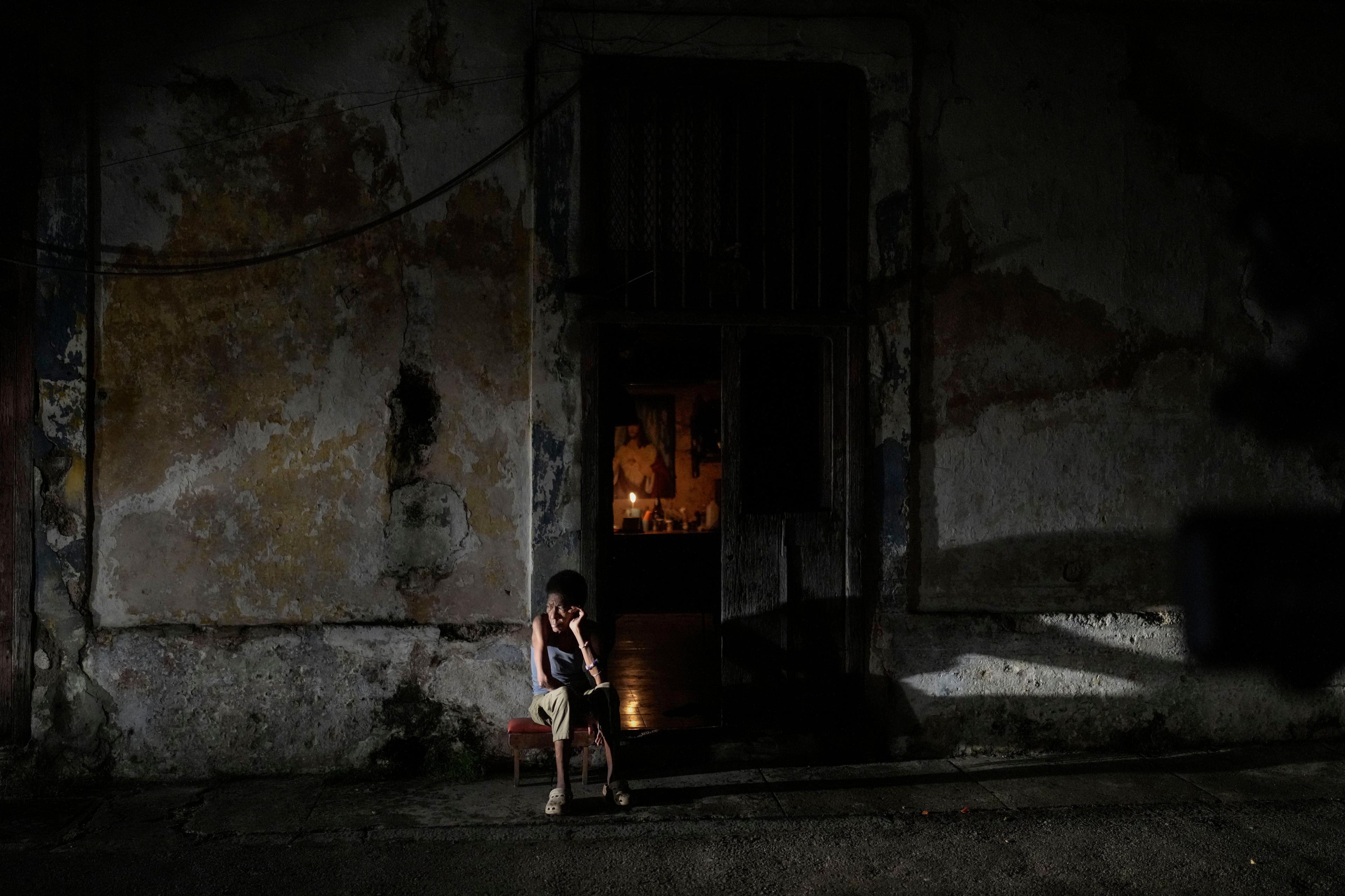 Una mujer durante un apagón en La Habana, Cuba, el 19 de octubre de 2024 tras el colapso del Sistema Electroenergético Nacional. Foto: AP/Ramón Espinosa. 