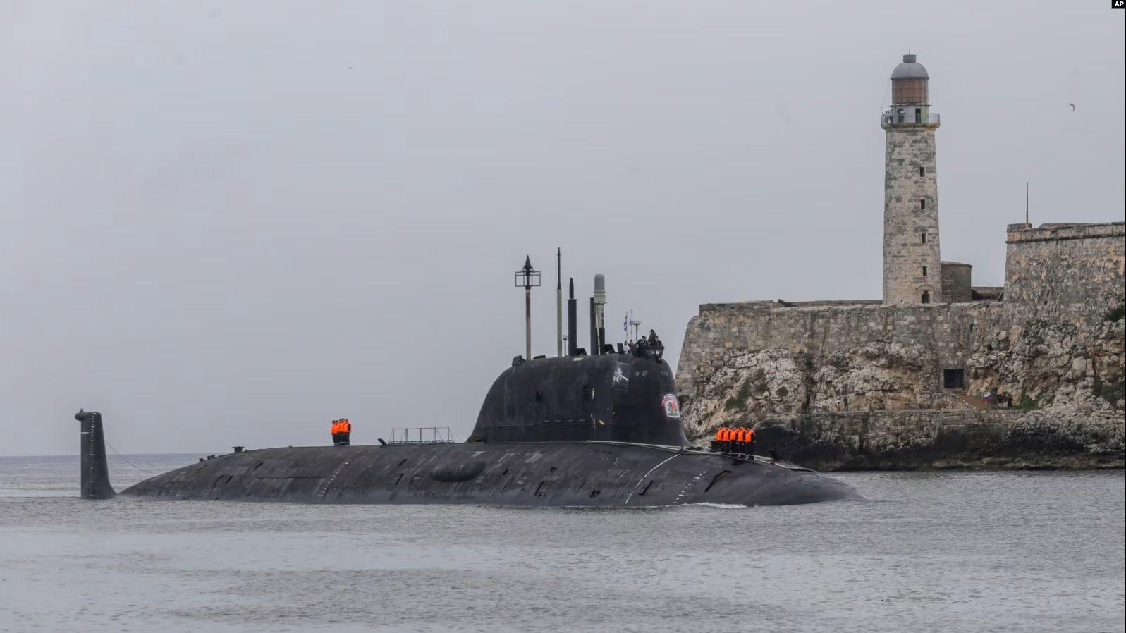 El submarino ruso de propulsión nuclear Kazán llega al puerto de La Habana, Cuba, el miércoles 12 de junio de 2024. Foto: AP.