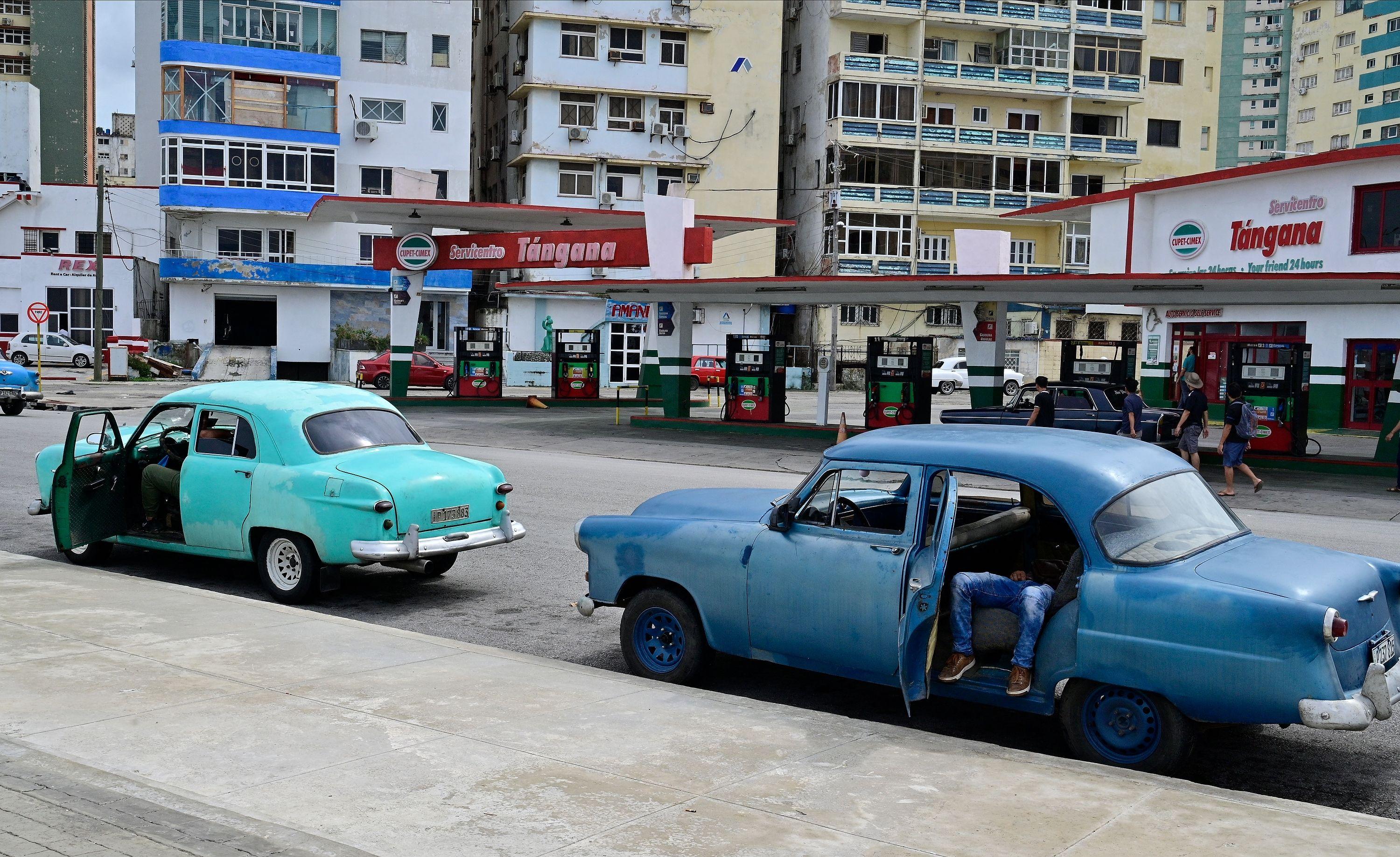 Conductores esperan para llenar el tanque de combustible de sus vehículos en una gasolinera en La Habana el 18 de octubre de 2024, durante un apagón nacional provocado por un fallo en la red. Foto: AFP/Adalberto Roque. 