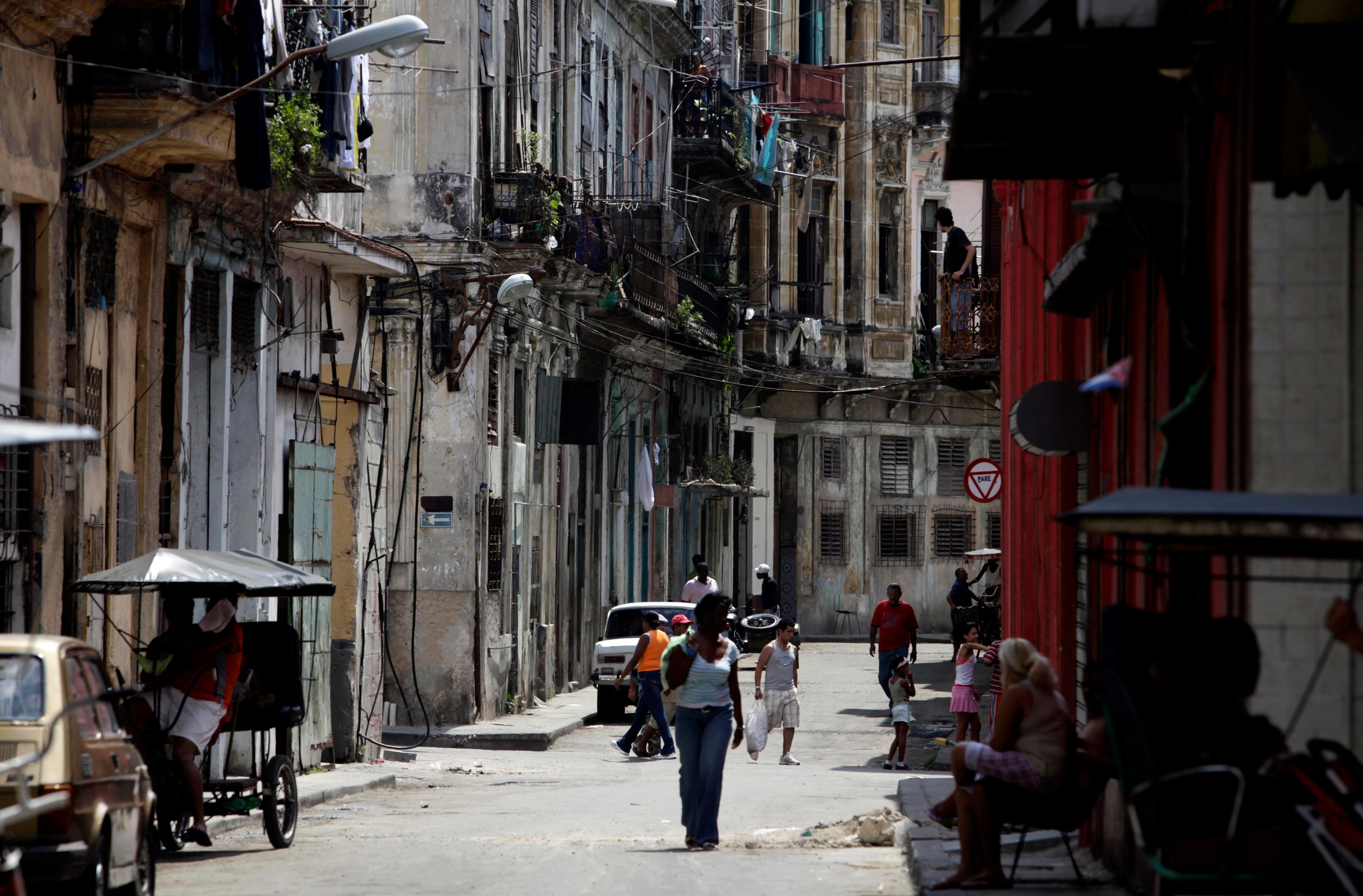 Cubanos caminan por una calle de La Habana, Cuba. Foto: AP/Javier Galeano/Archivo. 