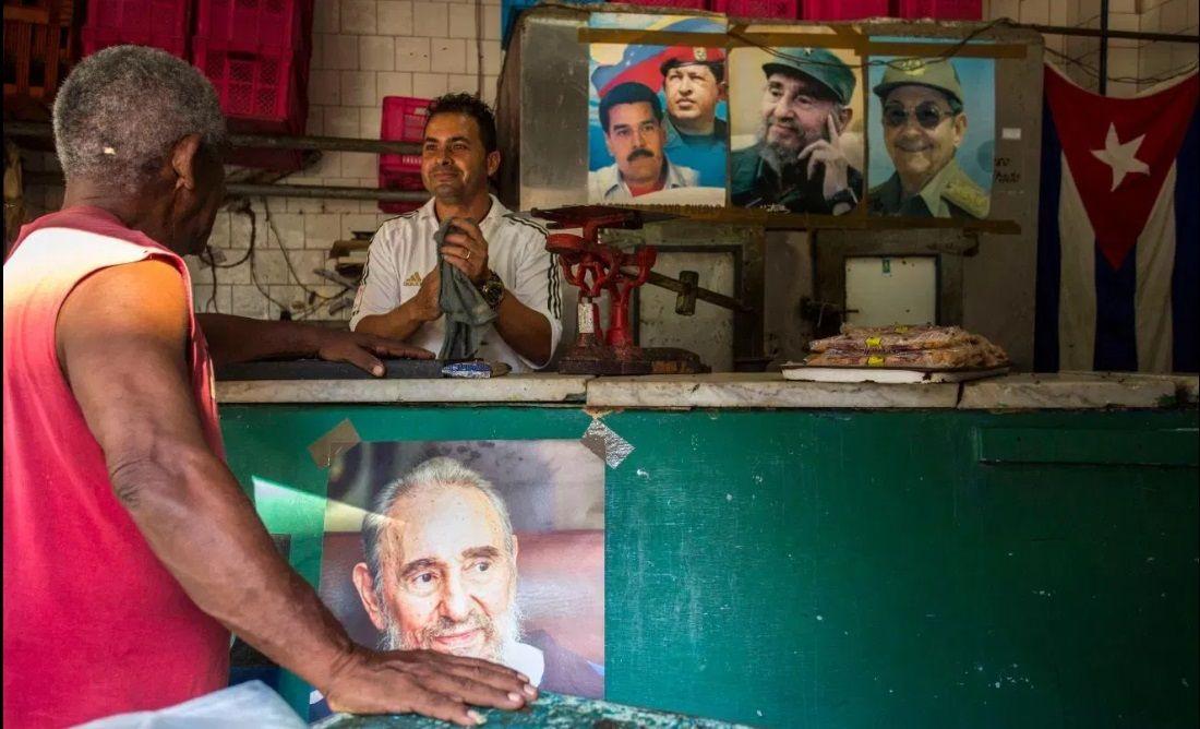 Carteles con la imagen de Fidel Castro, Raúl Castro, Nicolás Maduro y Hugo Chávez cuelgan en una carnicería en La Habana, Cuba. Foto: AP/Desmond Boylan. 