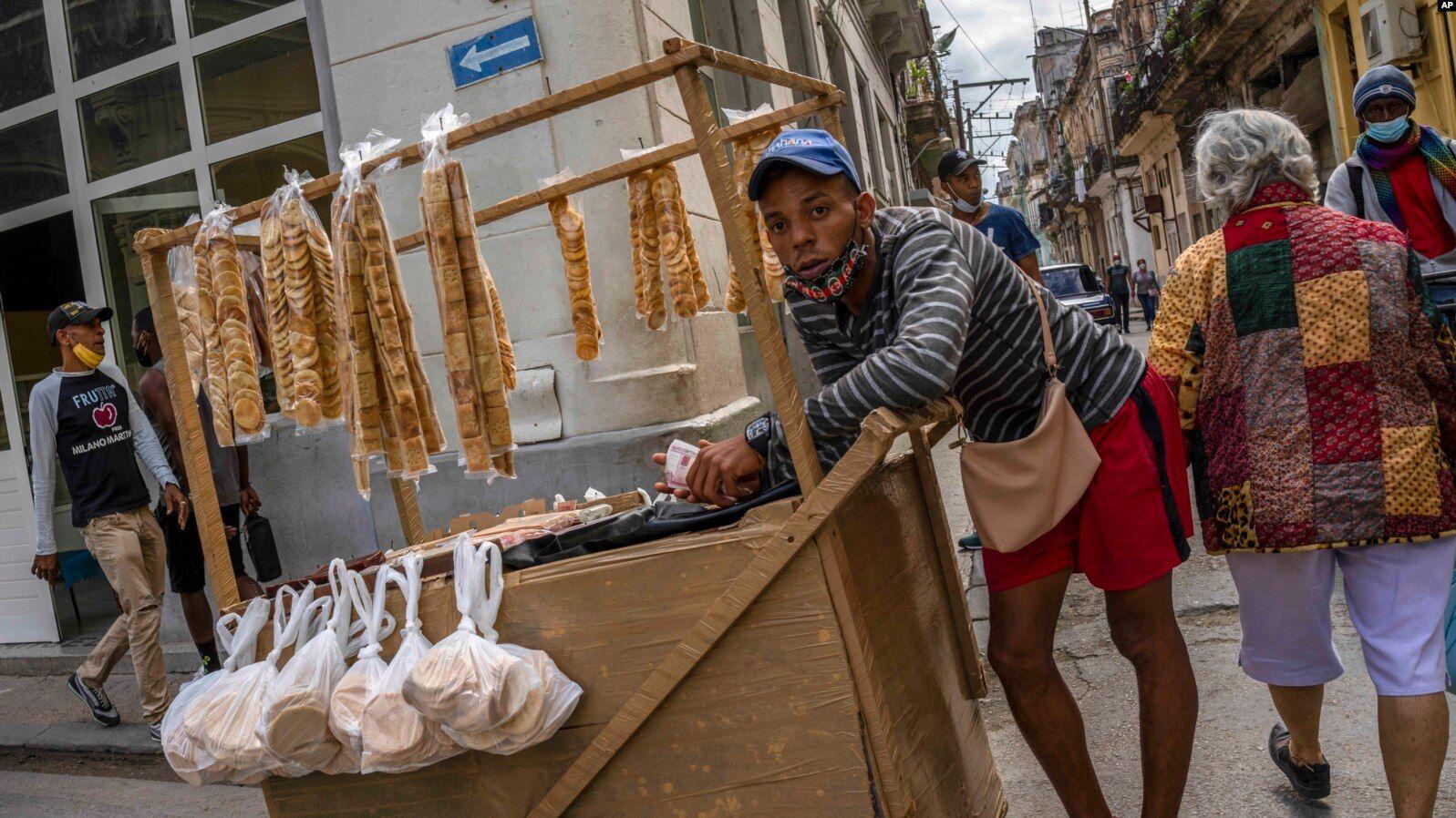 Un vendedor ambulante espera clientes en medio de una calle en La Habana, Cuba. Foto: AP/Ramón Espinosa/Archivo. 