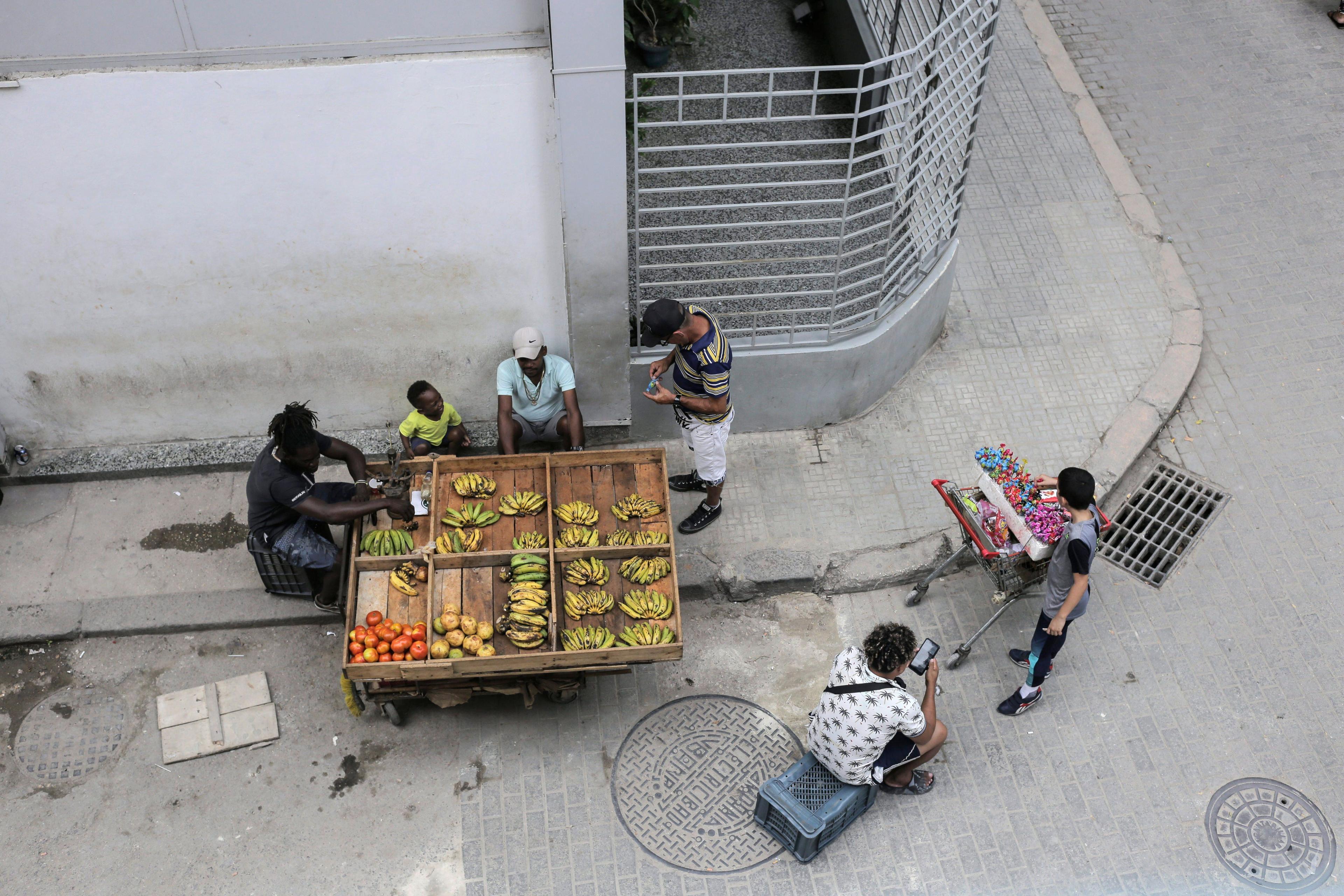 Cubanos venden productos en La Habana, Cuba, el 13 de marzo de 2024. Foto: AP/Ariel Ley.