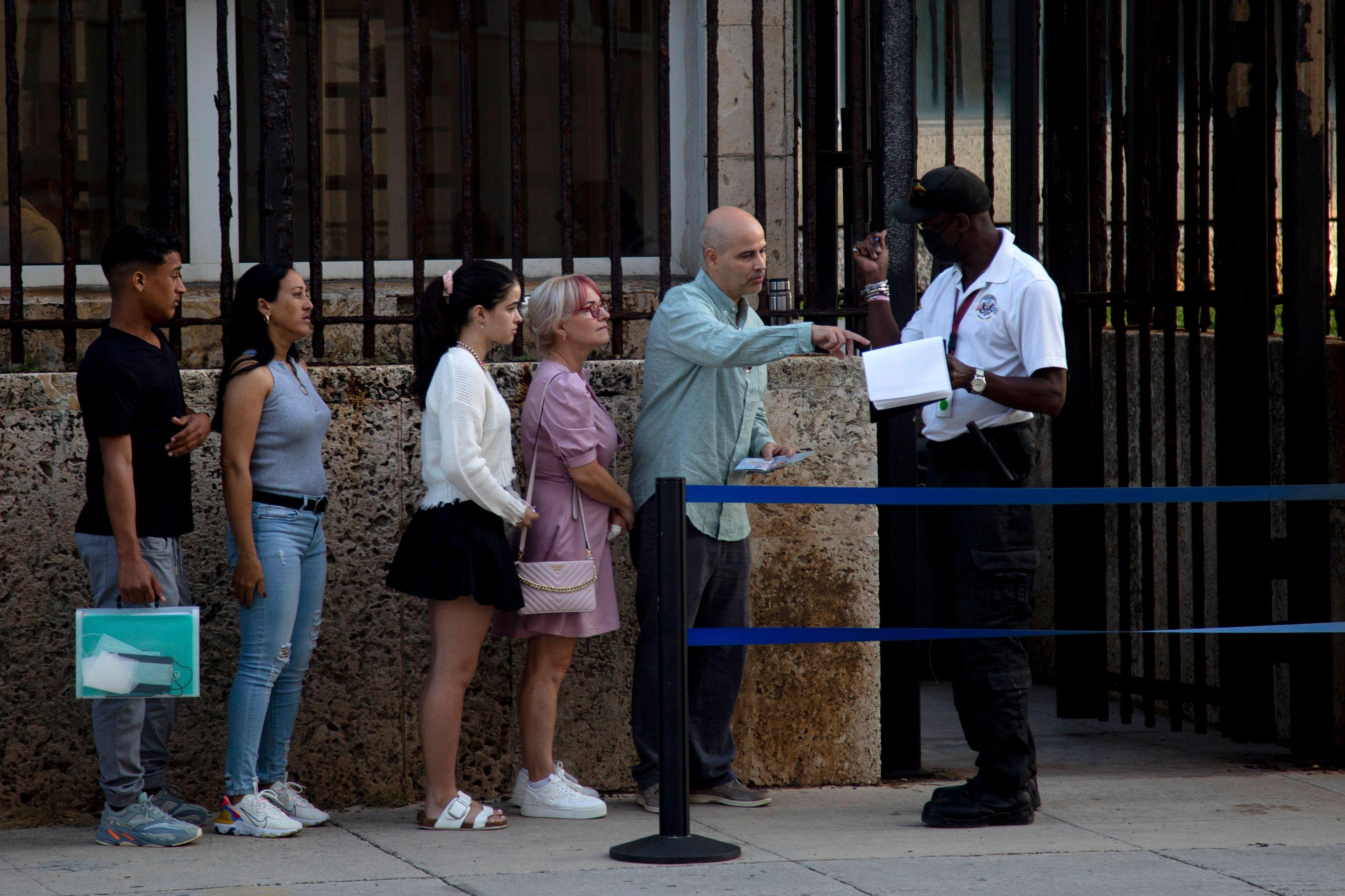 Cubanos hacen cola para trámites migratorios (Ismael Francisco/AP)