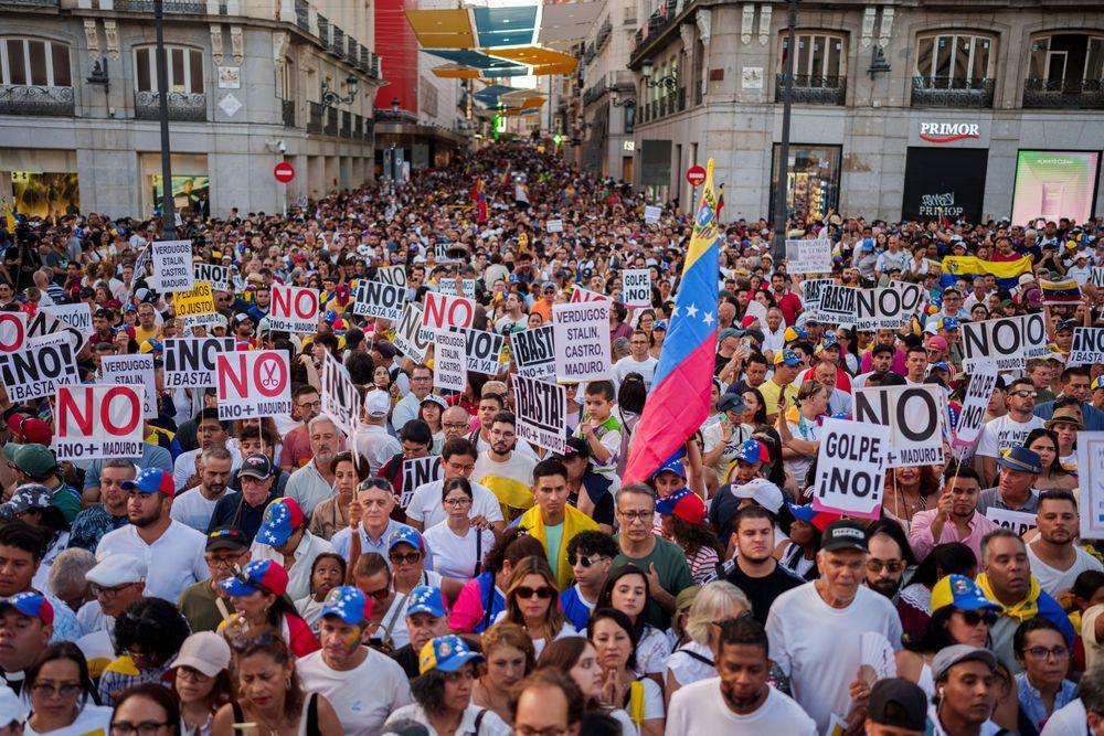 Manifestación en Madrid (España) el sábado 17 de agosto de 2024. Pancartas que dicen en español: «Por la libertad del pueblo venezolano». Foto: AP/Manu Fernández. 