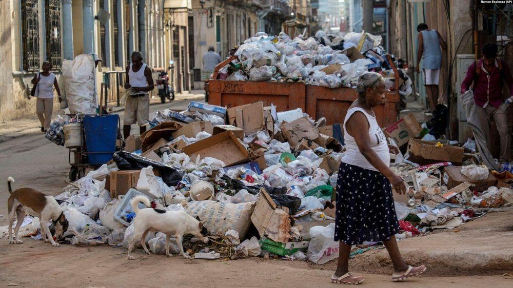 La recogida de basura es una de las dimensiones de la inseguridad sanitaria que atraviesa el país, aunque su foco crítico está en la capital. Foto: Ramón Espinosa/AP.