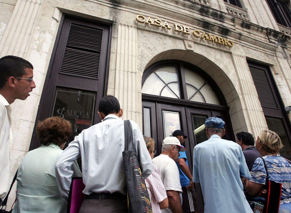 Cubanos hacen cola en una oficina de cambio de moneda local en La Habana, el 26 de octubre de 2004. Foto: REUTERS/Claudia Daut CD/HB. 