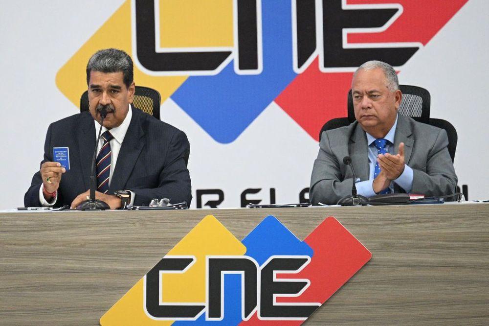 Nicolás Maduro  habla junto al presidente del Consejo Nacional Electoral, Elvis Amoroso, durante su proclamación en la sede del CNE en Caracas, el 29 de julio de 2024. Foto: Federico Parra/AFP vía Getty Images. 