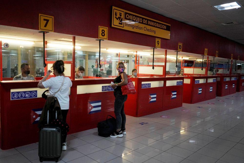 Revisan documentos de viajeros en Aeropuerto Internacional “José Martí”, de La Habana, Cuba. Foto: REUTERS/Alexandre Meneghini/Archivo. 