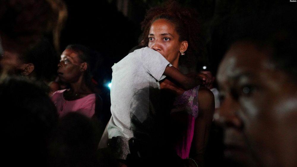Una madre con su hijo en brazos protesta frente a la sede del Partido Comunista en La Habana, el 29 de septiembre de 2022. Foto: Reuters/Alexandre Meneghini.