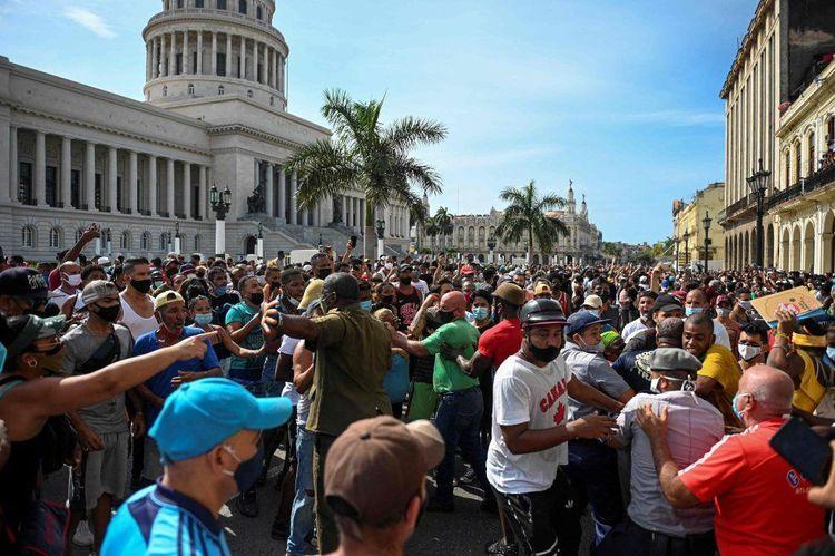 Cientos de personas se concentraron frente al Capitolio de La Habana para protestar contra el Gobierno. Foto. Yamil Lage/AFP. 