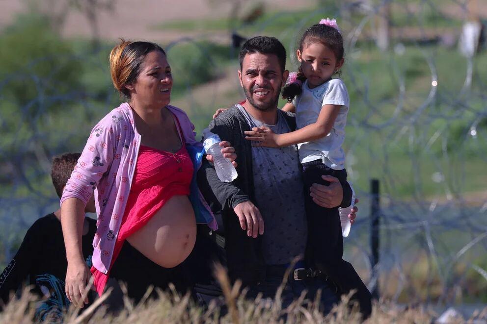 Migrantes cubanos, entre ellos una mujer embarazada de 8 meses, se entregan a la Patrulla Fronteriza de EE.UU. en Eagle Pass, Texas, en septiembre de 2023. REUTERS/Archivo.