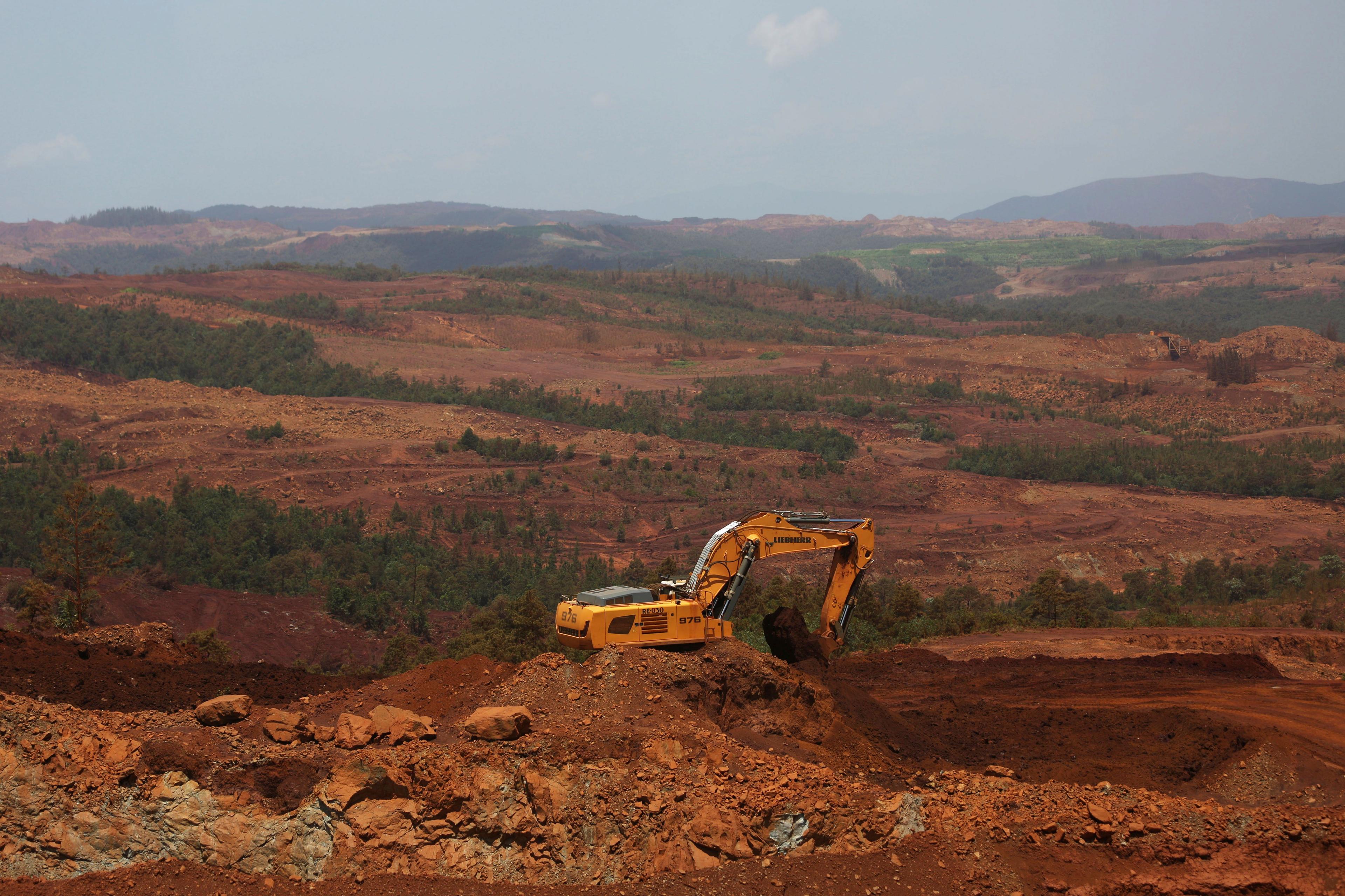 Excavadora en un área utilizada por una planta de níquel en Moa, Cuba. Foto: REUTERS/Alexandre Meneghin/Archivo. 