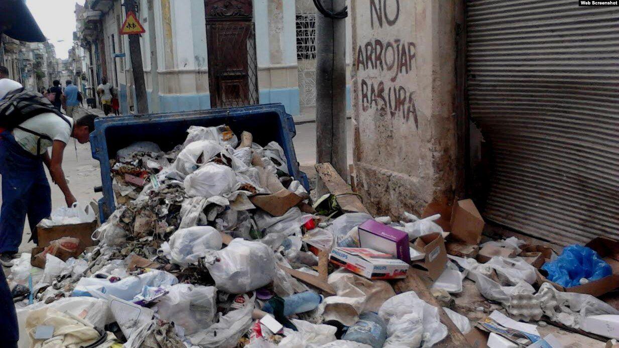 Un panorama común en varias ciudades de Cuba, vertederos desbordados de basura que pueden permanecer en el lugar por meses sin ser recogidos.