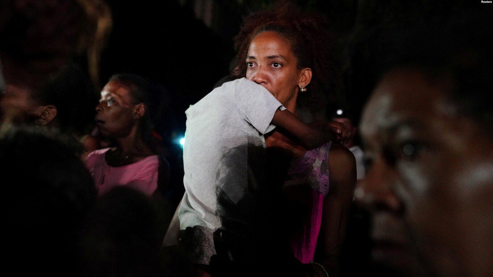 Una madre con su hijo en brazos protesta frente a la sede del Partido Comunista en La Habana, el 29 de septiembre de 2022. Foto: Reuters/Alexandre Meneghini.