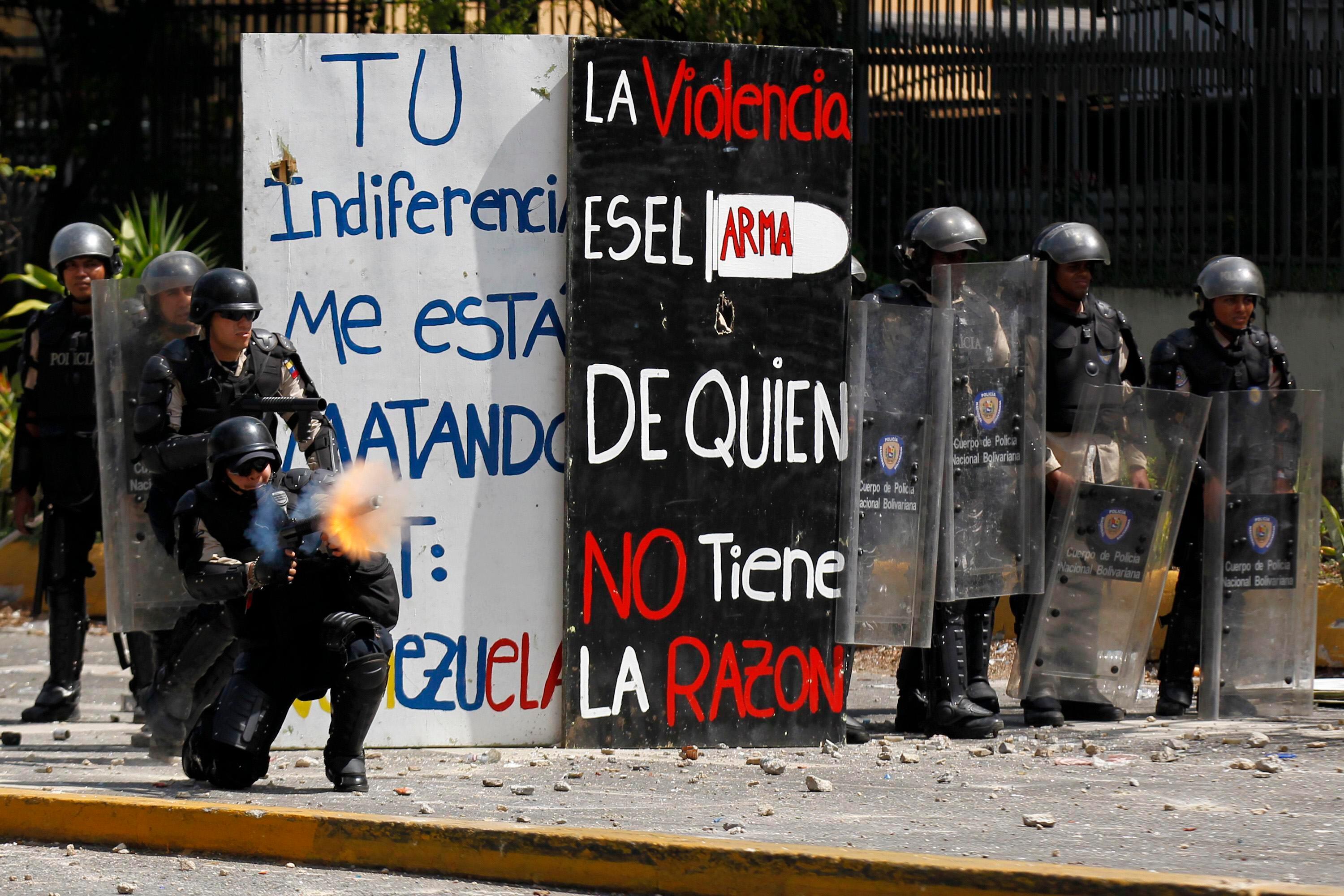 Agentes disparan gases lacrimógenos a manifestantes en 2014 en El Cafetal, Venezuela. Foto: Christian Verón/REUTERS/Archivo. 