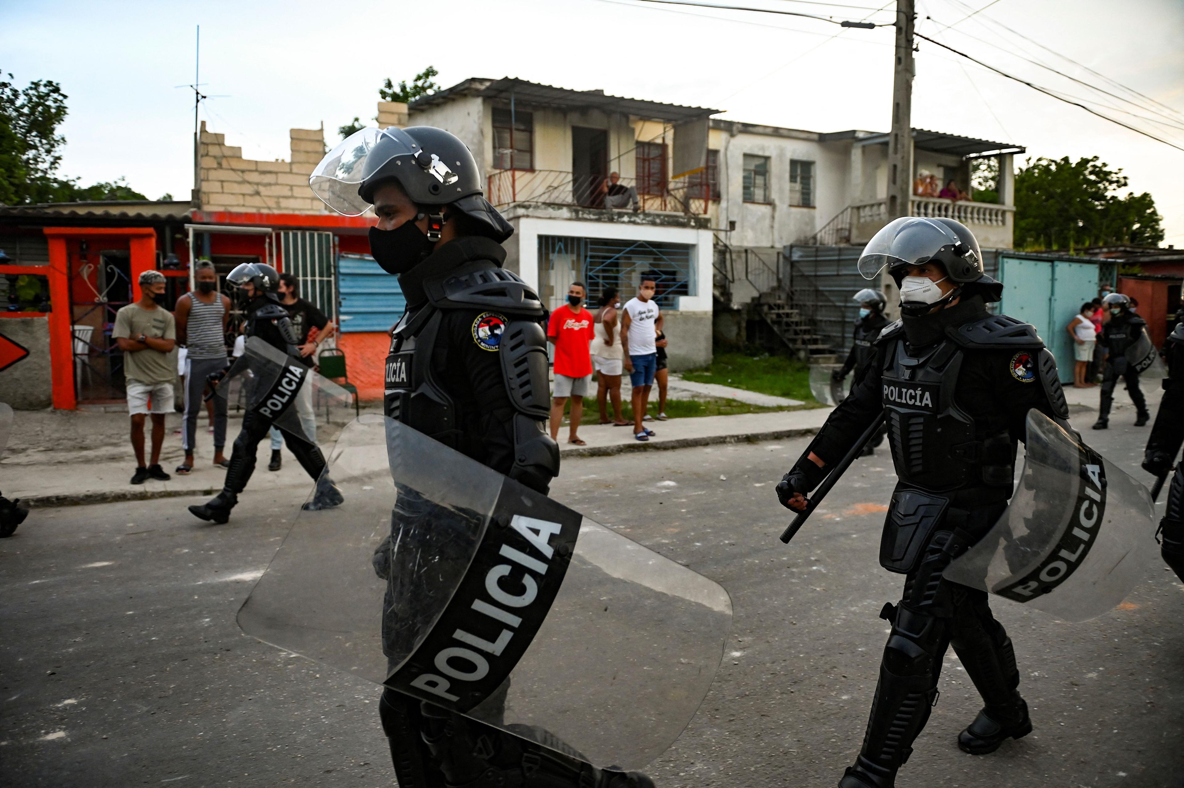 La policía antidisturbios camina por las calles después de una manifestación contra el gobierno en el municipio de Arroyo Naranjo, La Habana, el 12 de julio de 2021. YAMIL LAGE / AFP