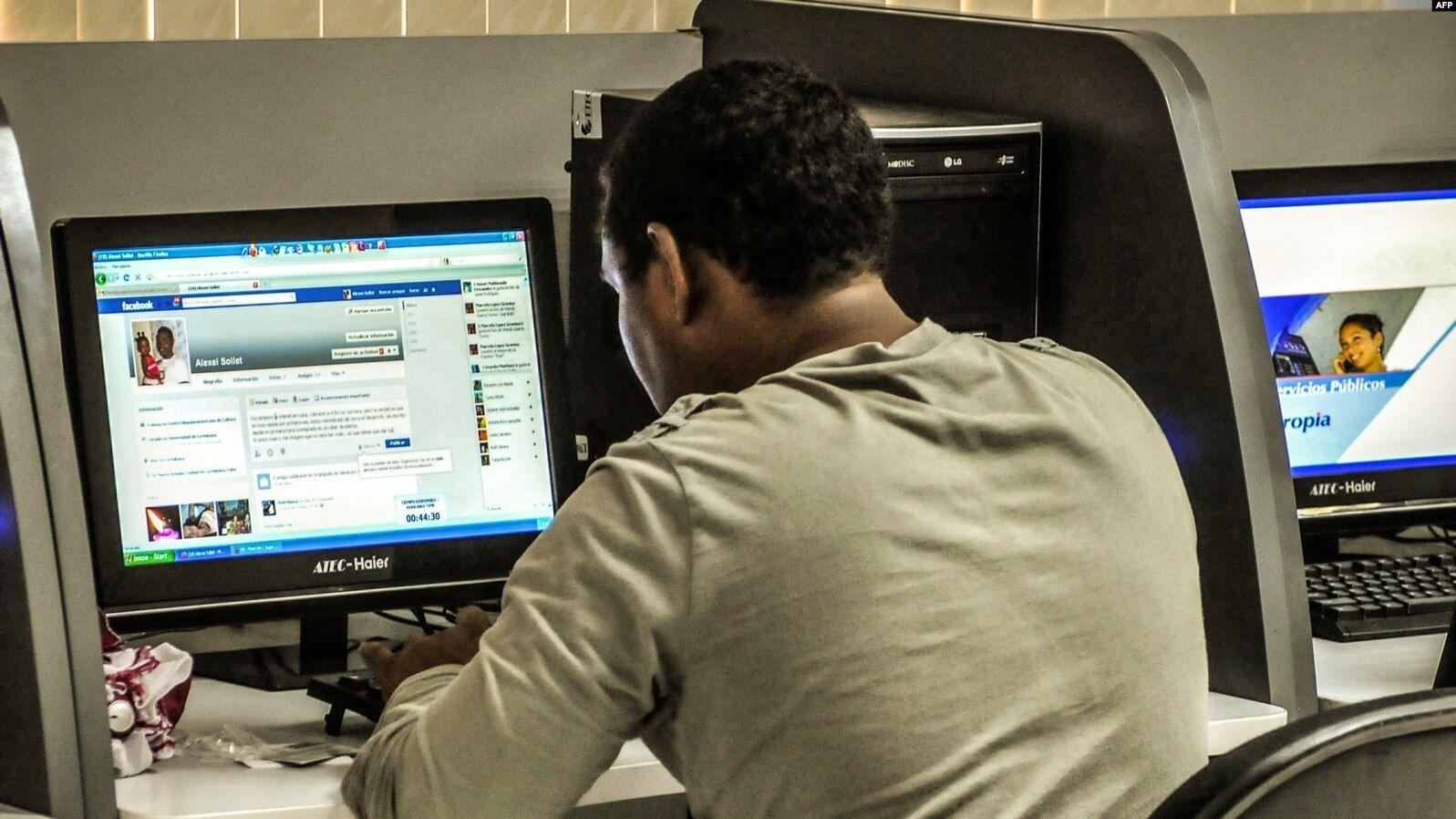 Un cubano revisa las redes sociales (AFP Archivo)