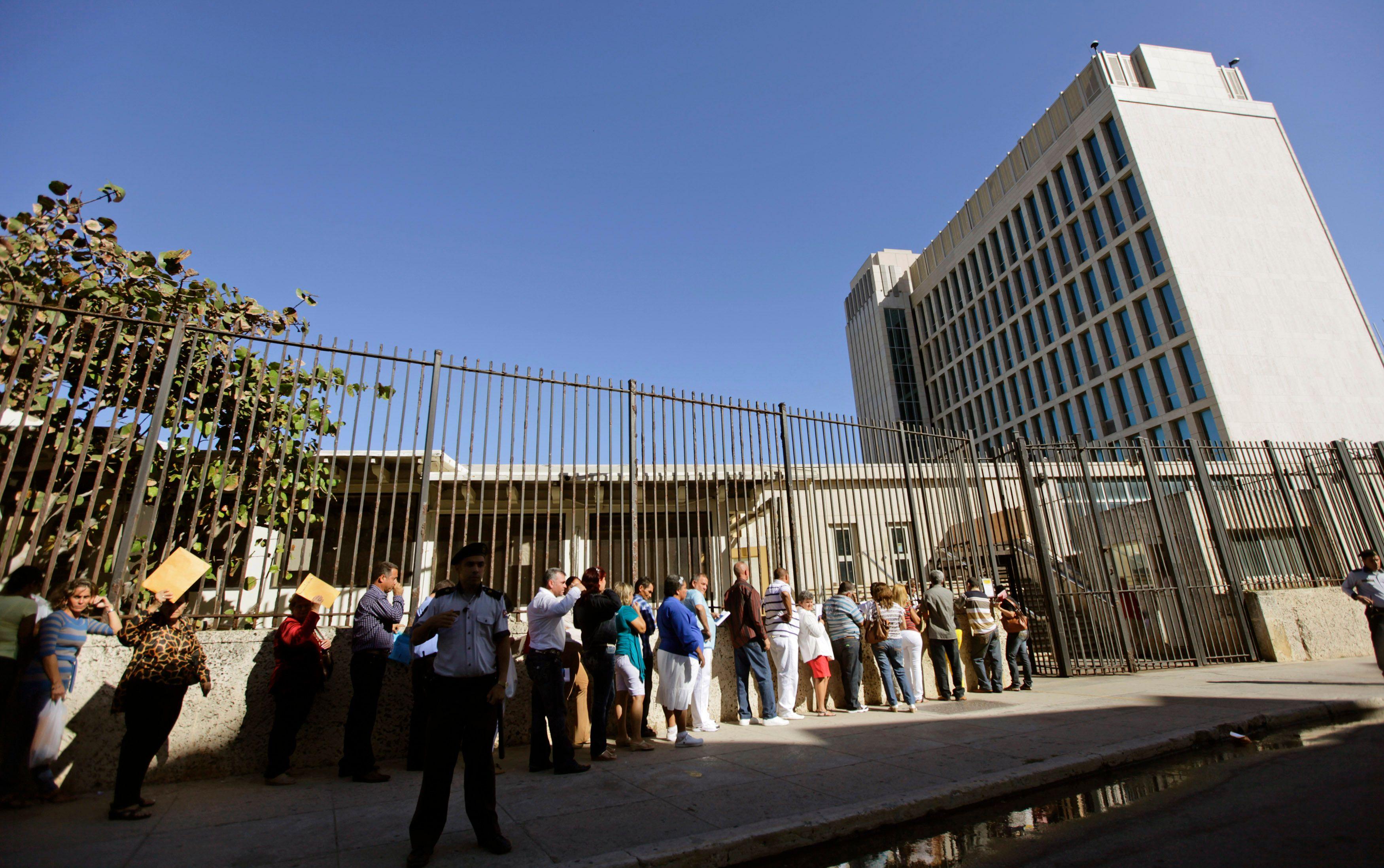 Personas haciendo cola en la Embajada de Estados Unidos en La Habana (REUTERS/Desmond Boylan)
