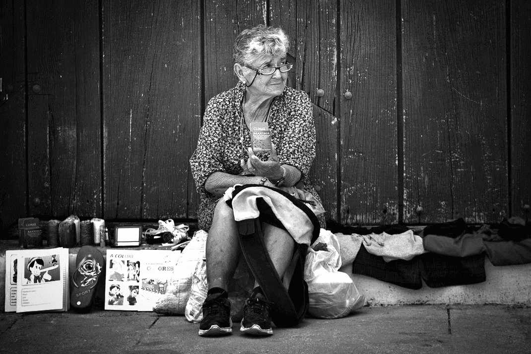 Anciana cubana vende en la calle. Foto: Hades
