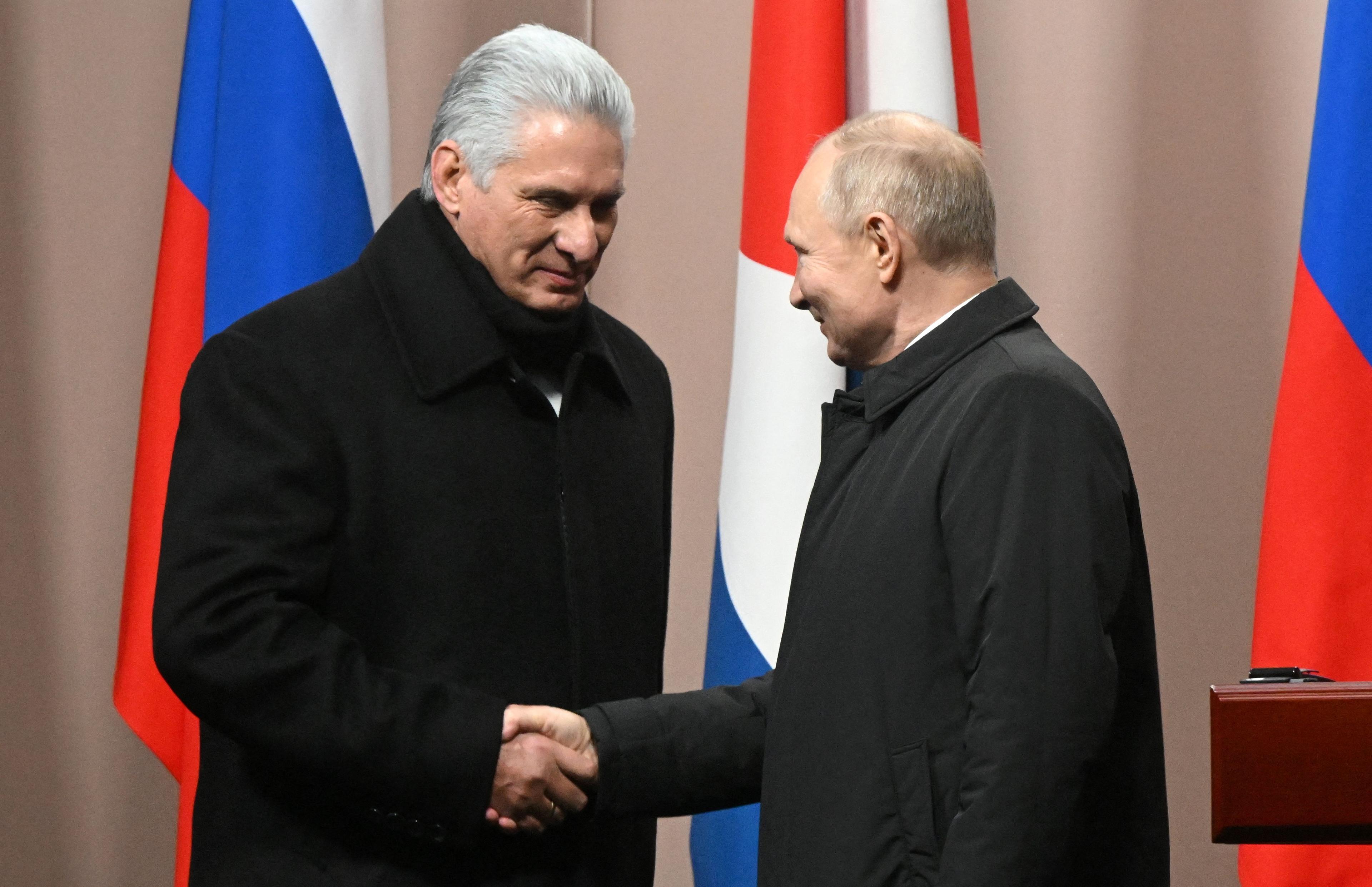 Miguel Díaz-Canel y Vladímir Putin se estrechan la mano en una ceremonia en Moscú. Sputnik/Sergey Guneev/Kremlin vía Reuters. 