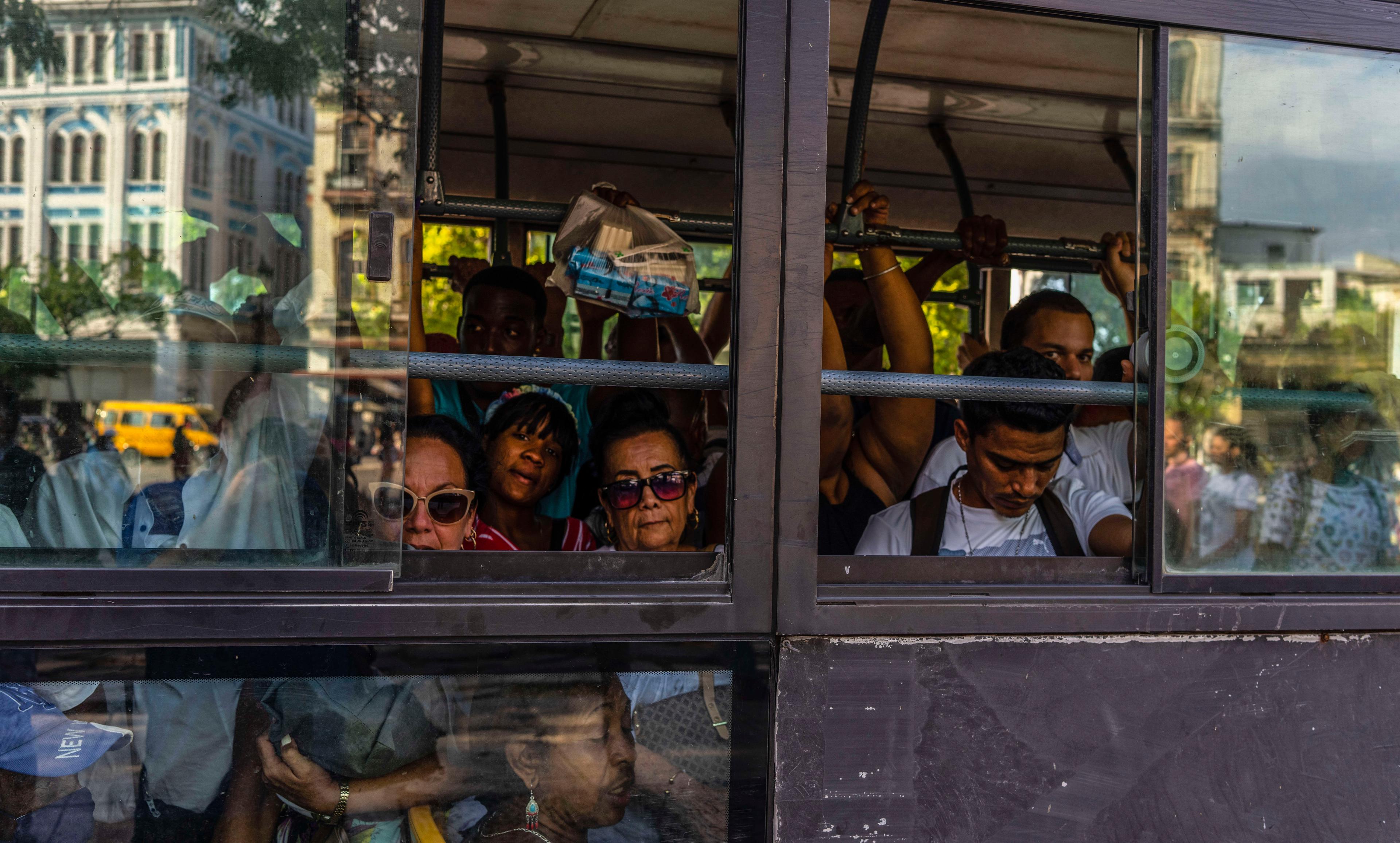 Un autobús lleno de pasajeros en Cuba (Ramón Espinosa/AP/Archivo)