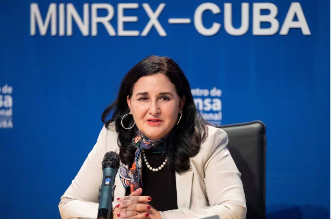 Johana Tablada, subdirectora de asuntos estadounidenses del Minrex, se dirige a los medios de comunicación en La Habana, Cuba, el 15 de abril de 2024. REUTERS/Alexandre Meneghini