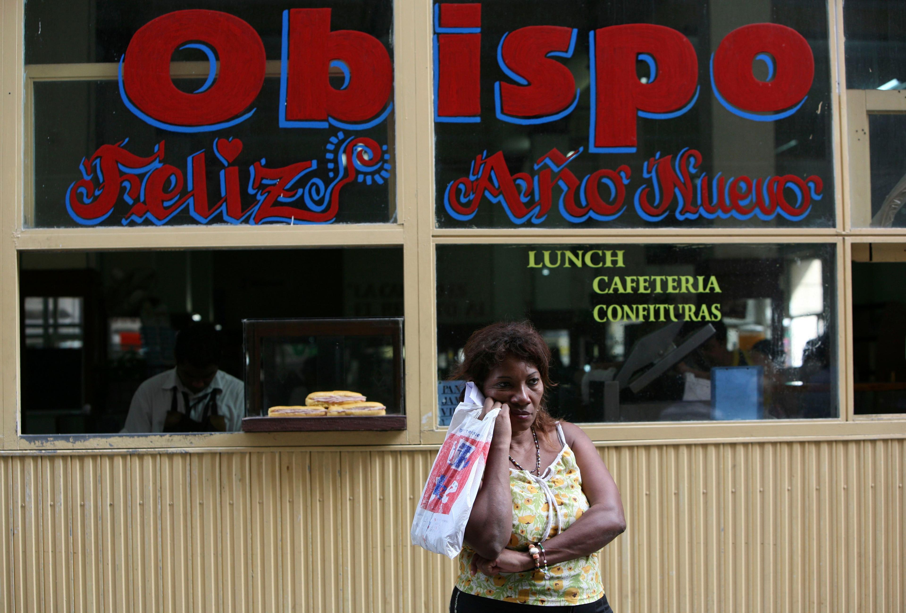 Una mujer frente a un establecimiento comercial en La Habana. (AP/Ariana Cubillos/Archivo)