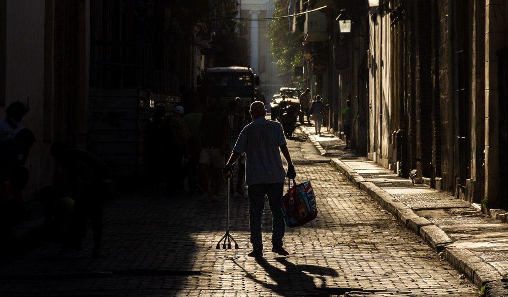 Anciano camina por una calle solitaria. Foto: Sadiel Mederos