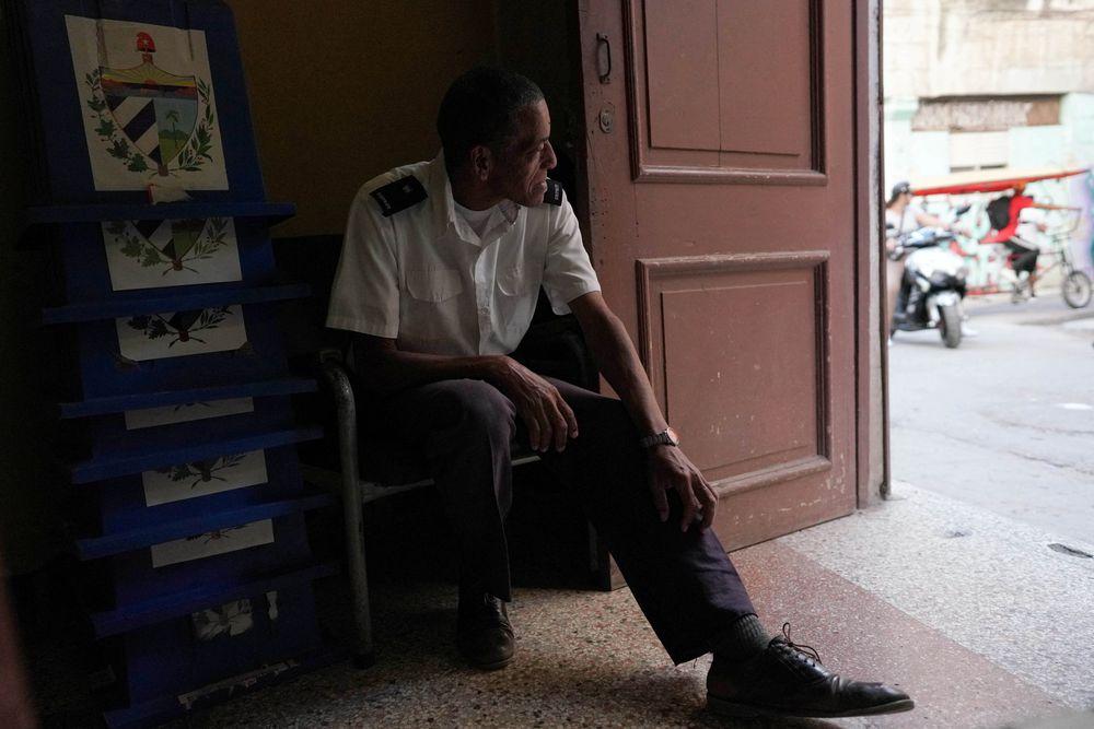 Un agente de seguridad custodia urnas de votación (REUTERS/Alexandre Meneghini)