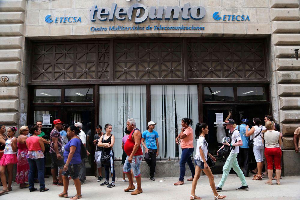 Personas esperan para ingresar a una tienda de la compañía estatal de telecomunicaciones Etecsa en La Habana. AP/Desmond Boylan (Archivo)