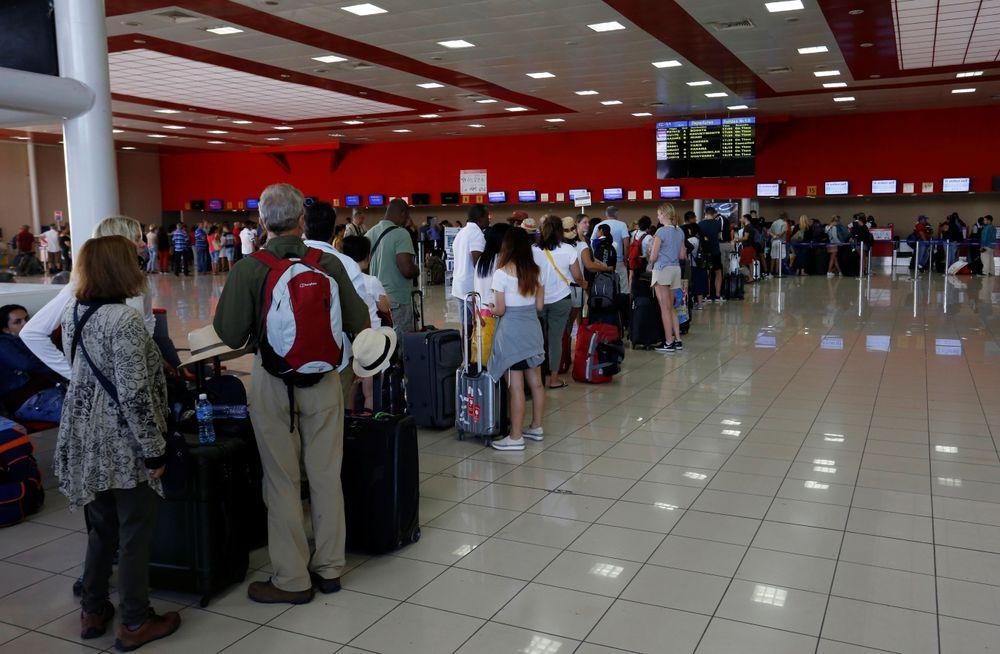Viajeros en el Aeropuerto Internacional “José Martí” en La Habana. (REUTERS/Stringer)