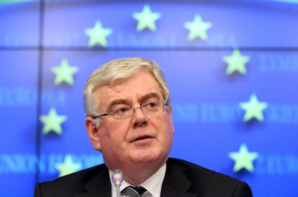 Eamon Gilmore, representante de la Unión Europea. (AP Photo/Yves Logghe)