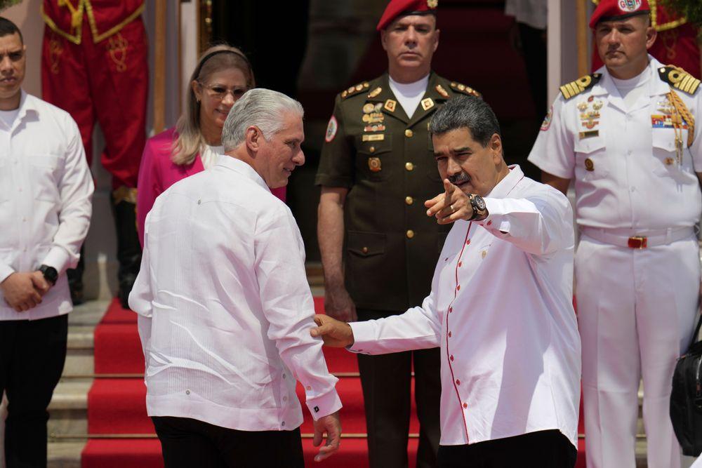Los gobernantes de Cuba y Venezuela, Miguel Díaz-Canel (derecha) y Nicolás Maduro (izquierda), en la cumbre del Alba en Caracas, Venezuela, el 24 de abril de 2024. (Foto: AP/Ariana Cubillos)