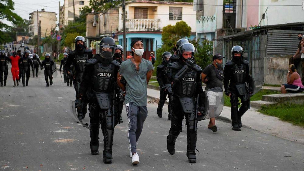La policía antidisturbios recorre las calles luego de una protesta contra el régimen de Miguel Díaz-Canel en Arroyo Naranjo, La Habana el 12 de julio de 2021. Foto: Yamil Lage/AFP