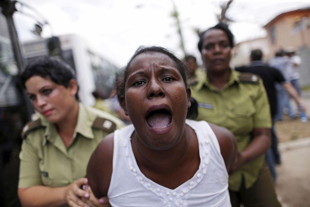Una activista del grupo Damas de Blanco es detenida por la policía. Reuters/Ueslei Marcelino (Archivo)