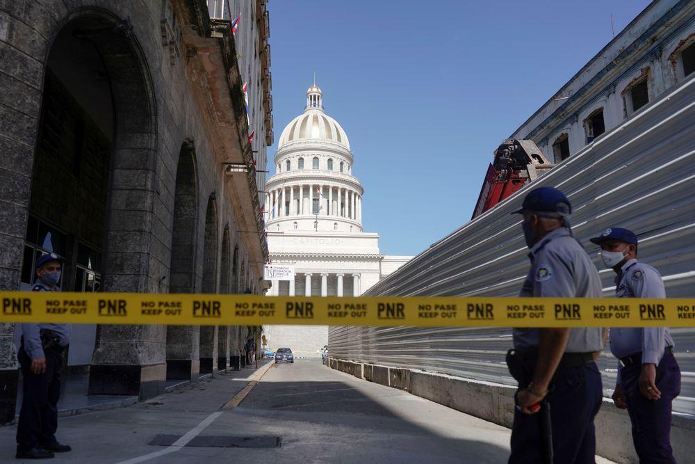 Policías bloquean una calle de acceso al Capitolio Nacional en La Habana. Reuters/Alexandre Meneghini (Archivo)