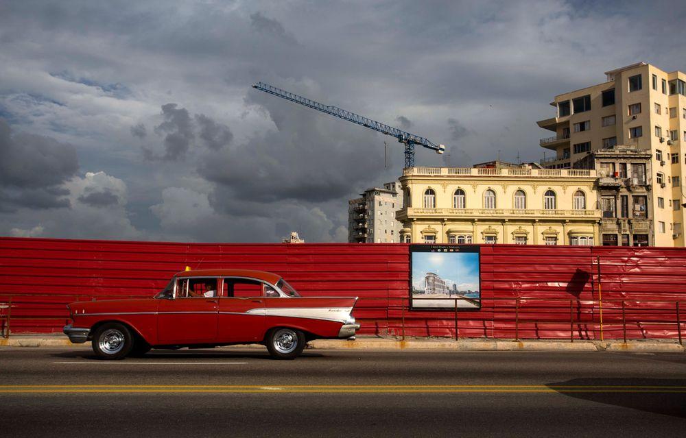Automóvil clásico pasa por una calle donde se proyecta construir un hotel en La Habana (Archivo)-AP/Desmond Boylan