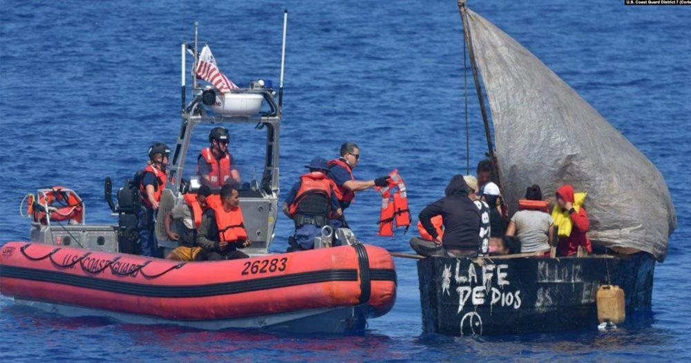 La tripulación del guardacostas de EEUU Isaac Mayo interceptó este barco migrante procedente de Cuba, a unas 72 millas al sur de Cayo Hueso, Florida, el 29 de marzo de 2023.