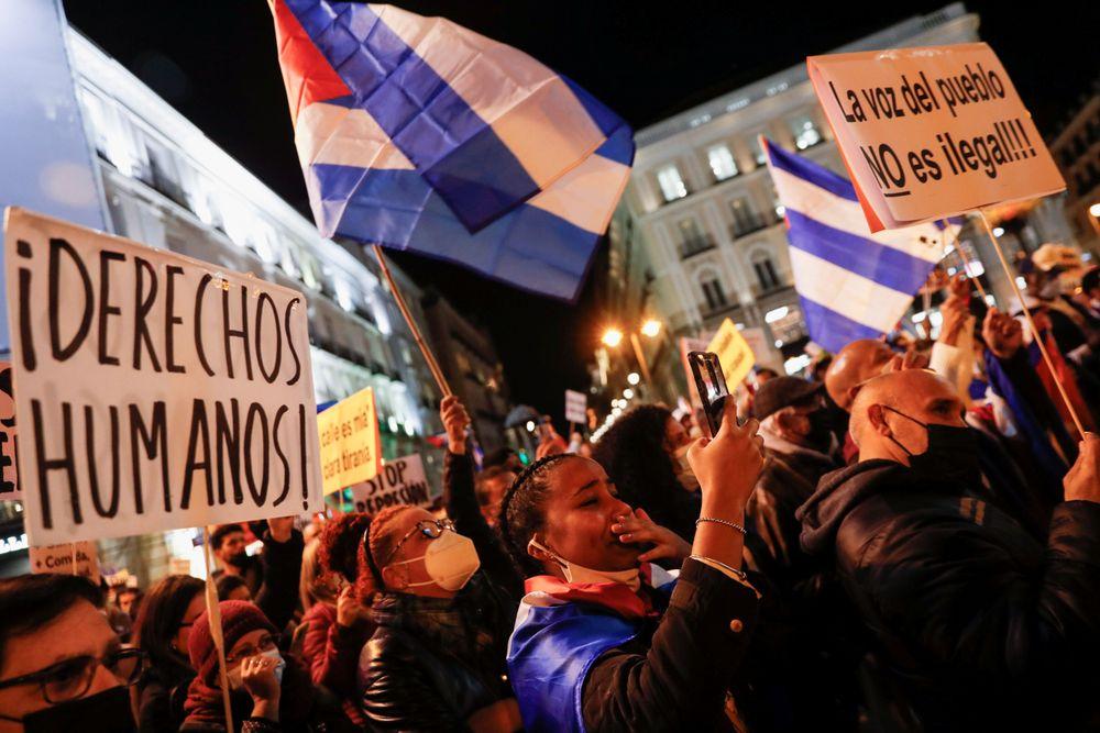Manifestación para exigir derechos humanos en Cuba, en la plaza Puerta del Sol de Madrid, España, el 15 de noviembre de 2021. Reuters/Susana Vera.