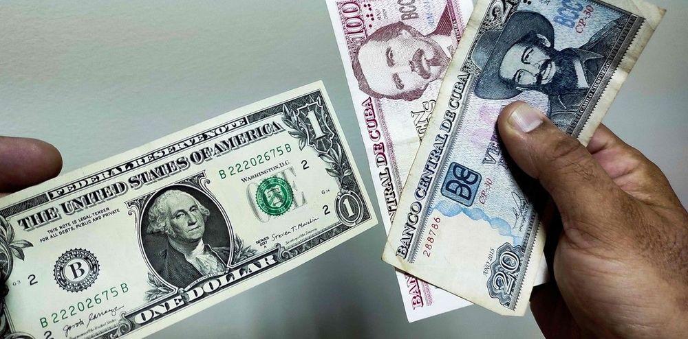 El dólar llegó a 300 pesos cubanos en el mercado cambiario informal. Foto: AFPA/Archivo.