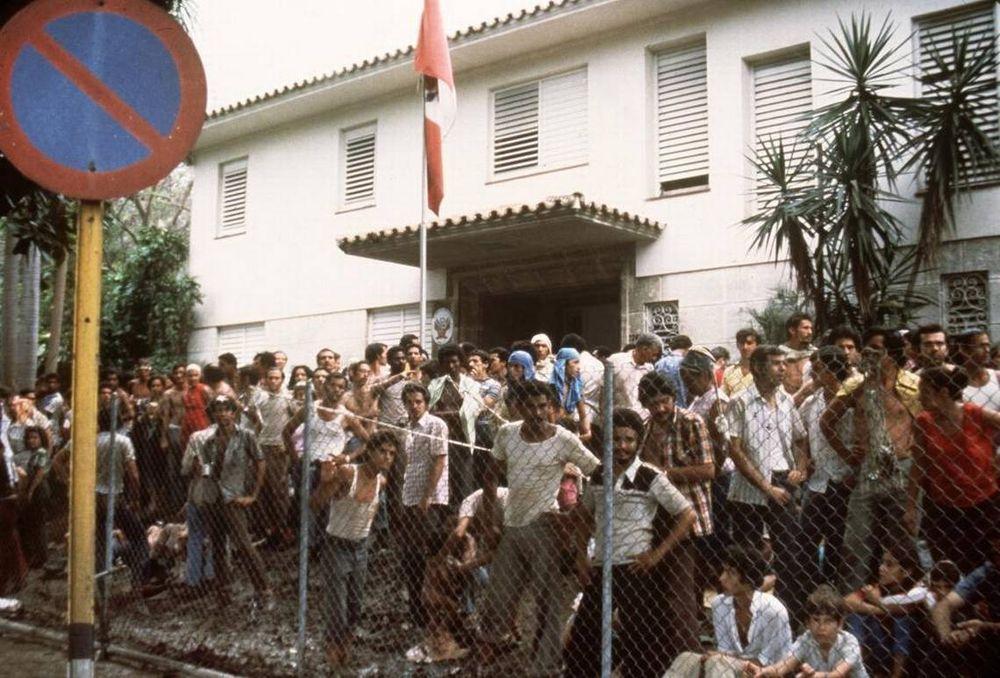 Miles de cubanos ingresaron a la embajada peruana para pedir refugio y un salvoconducto que los hiciera salir de la isla. Archivo