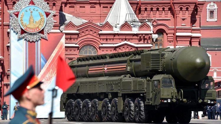 Un misil intercontinental ruso Yars RS-24 rueda en la Plaza Roja durante el desfile militar del Día de la Victoria el 9 de mayo de 2016. (AFP/Kirill Kudryavtsev)